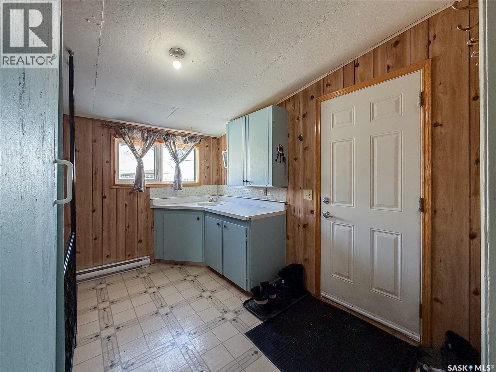 201 - 203 4Th Avenue, Climax, SK - Indoor Photo Showing Other Room