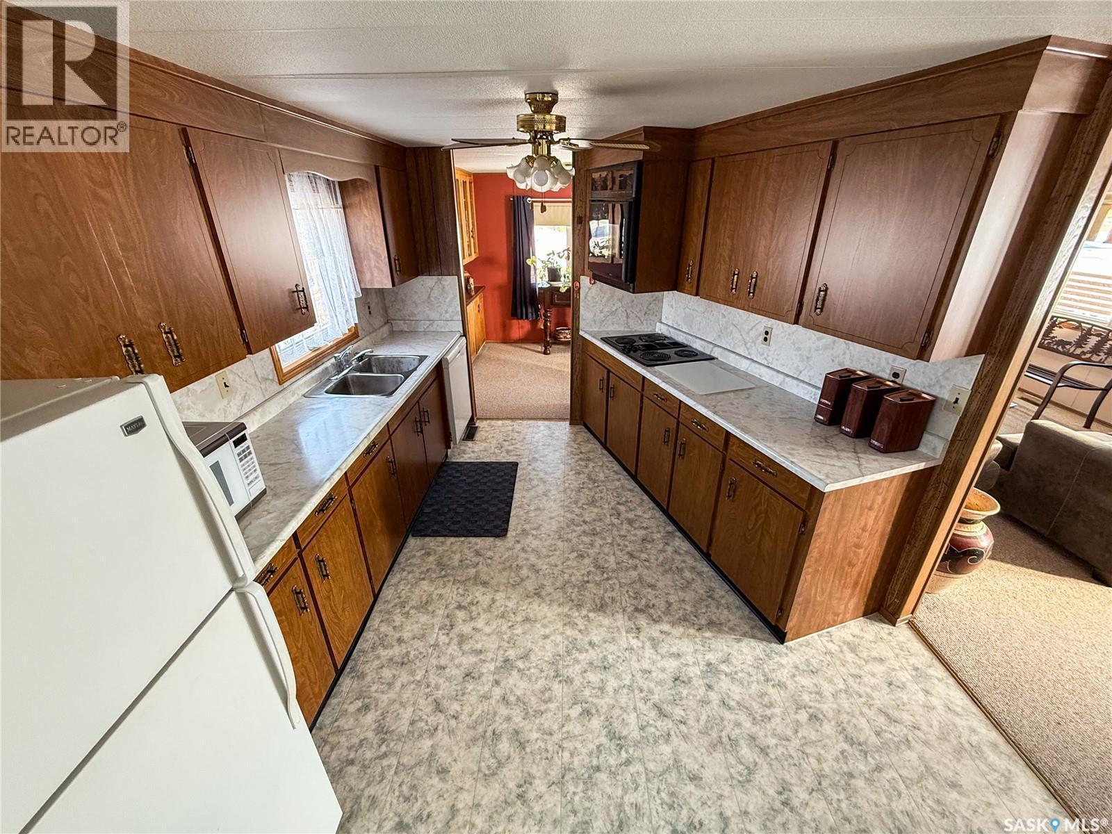 201 - 203 4Th Avenue, Climax, SK - Indoor Photo Showing Kitchen With Double Sink