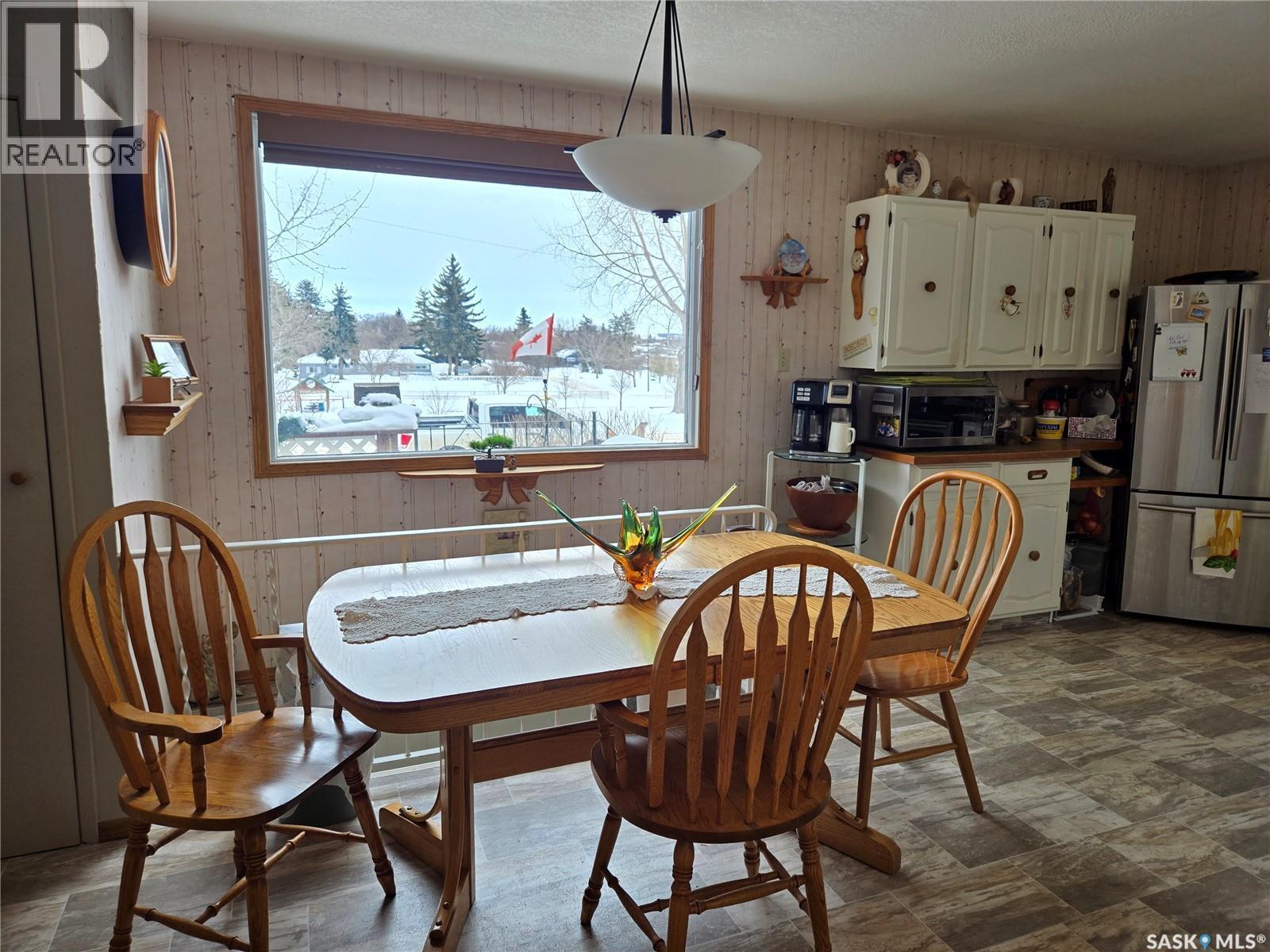 676 3Rd Avenue Ne, Swift Current, SK - Indoor Photo Showing Dining Room