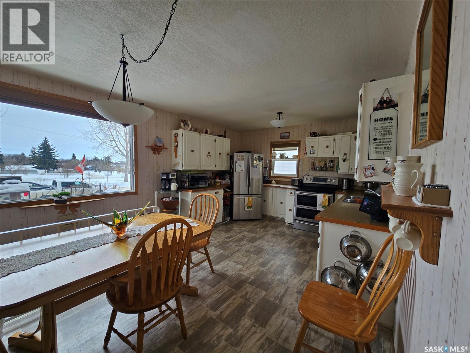 676 3Rd Avenue Ne, Swift Current, SK - Indoor Photo Showing Dining Room