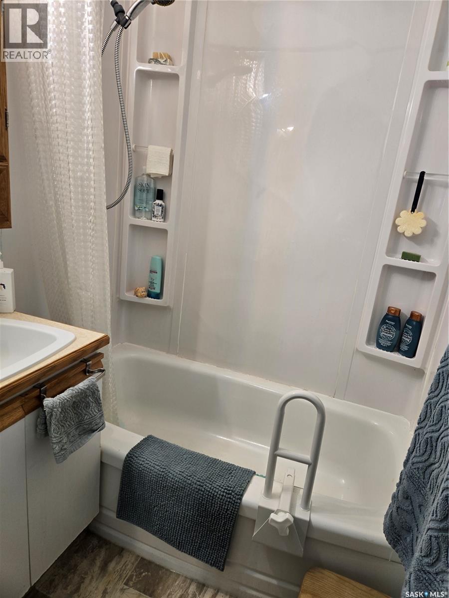 676 3Rd Avenue Ne, Swift Current, SK - Indoor Photo Showing Bathroom