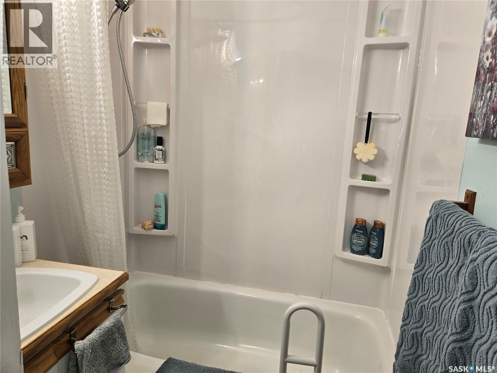 676 3Rd Avenue Ne, Swift Current, SK - Indoor Photo Showing Bathroom