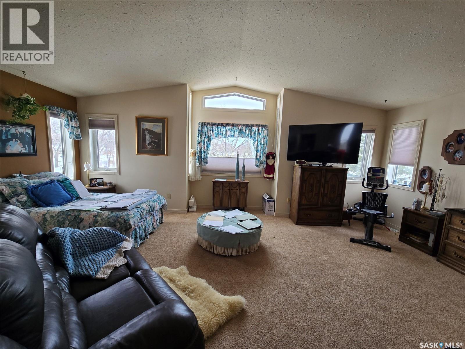 676 3Rd Avenue Ne, Swift Current, SK - Indoor Photo Showing Bedroom