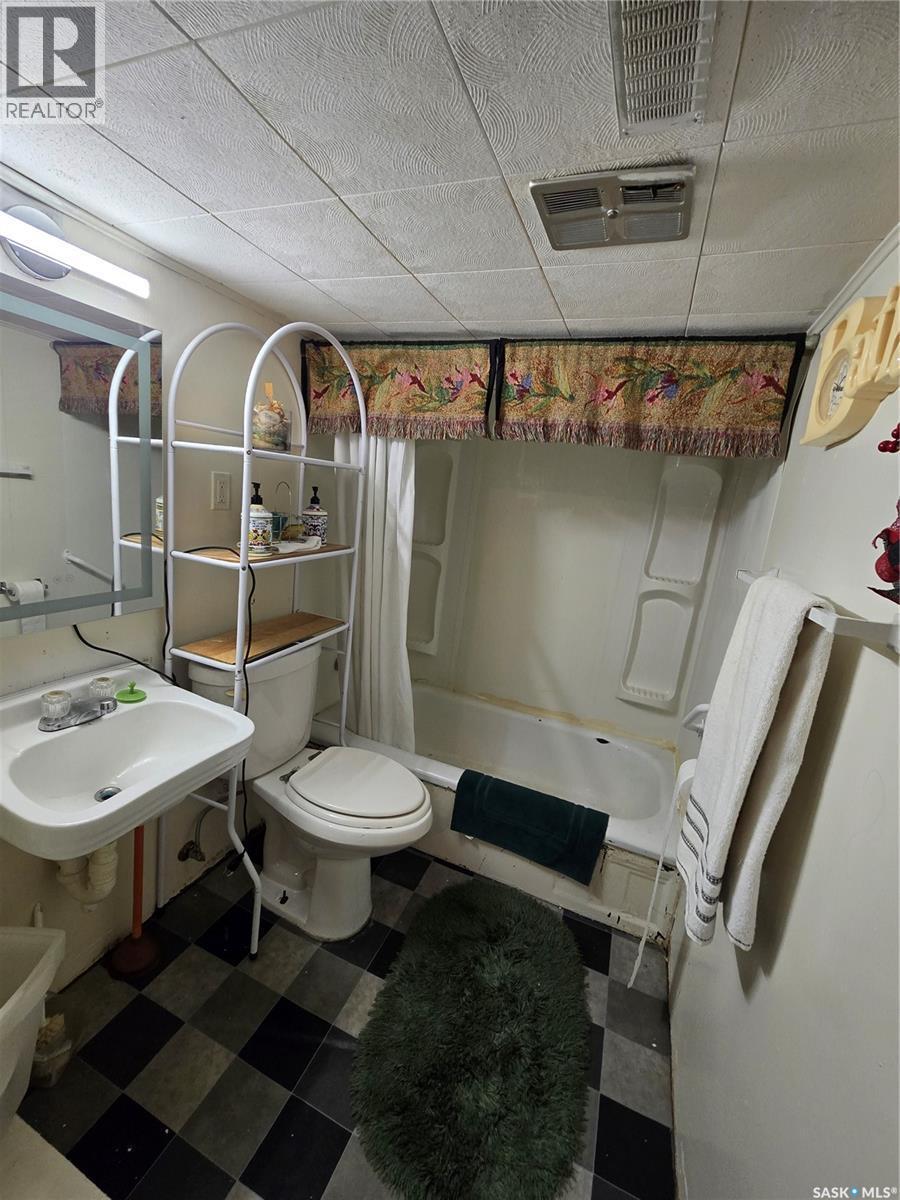 676 3Rd Avenue Ne, Swift Current, SK - Indoor Photo Showing Bathroom