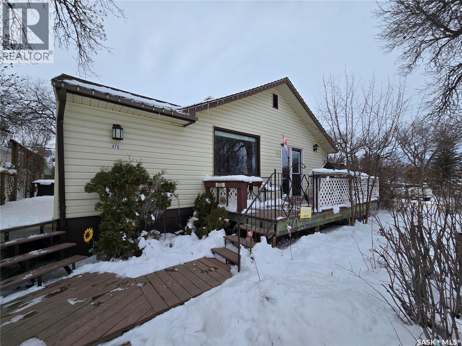 676 3Rd Avenue Ne, Swift Current, SK - Outdoor With Deck Patio Veranda With Exterior
