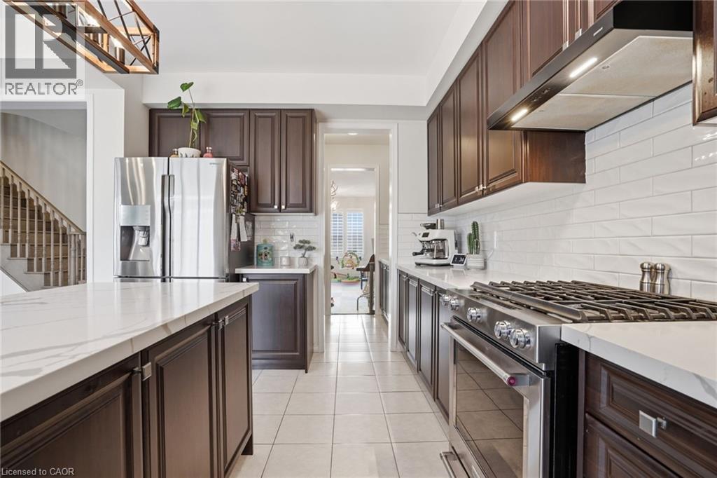 62 Esther Crescent, Thorold, ON - Indoor Photo Showing Kitchen With Upgraded Kitchen