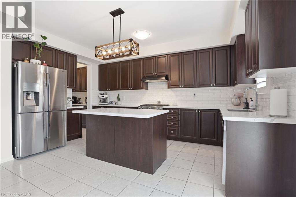 62 Esther Crescent, Thorold, ON - Indoor Photo Showing Kitchen With Upgraded Kitchen