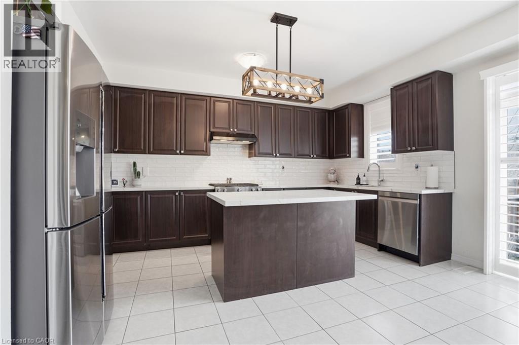 62 Esther Crescent, Thorold, ON - Indoor Photo Showing Kitchen With Upgraded Kitchen