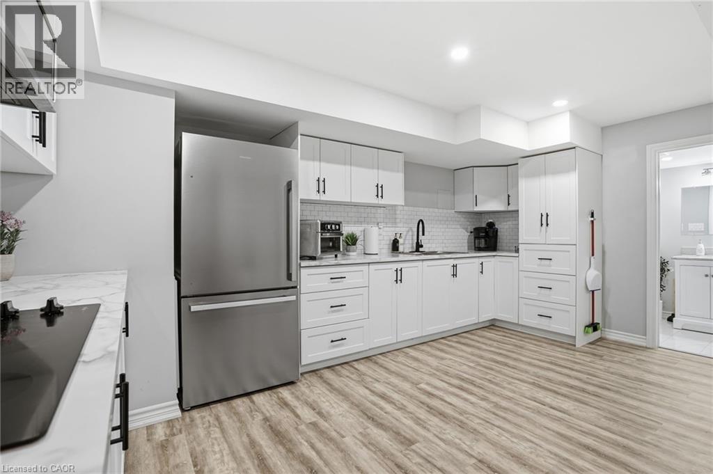 62 Esther Crescent, Thorold, ON - Indoor Photo Showing Kitchen