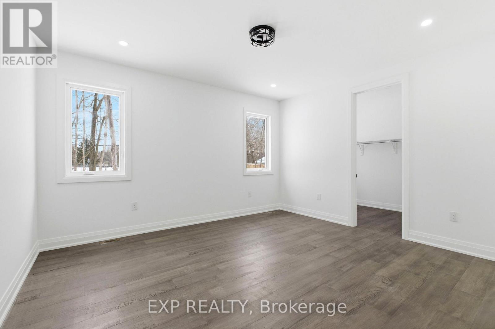 Primary bedroom w/ walk-in closet, ensuite - 49 Beaufort Crescent, Tiny, ON - Indoor Photo Showing Other Room