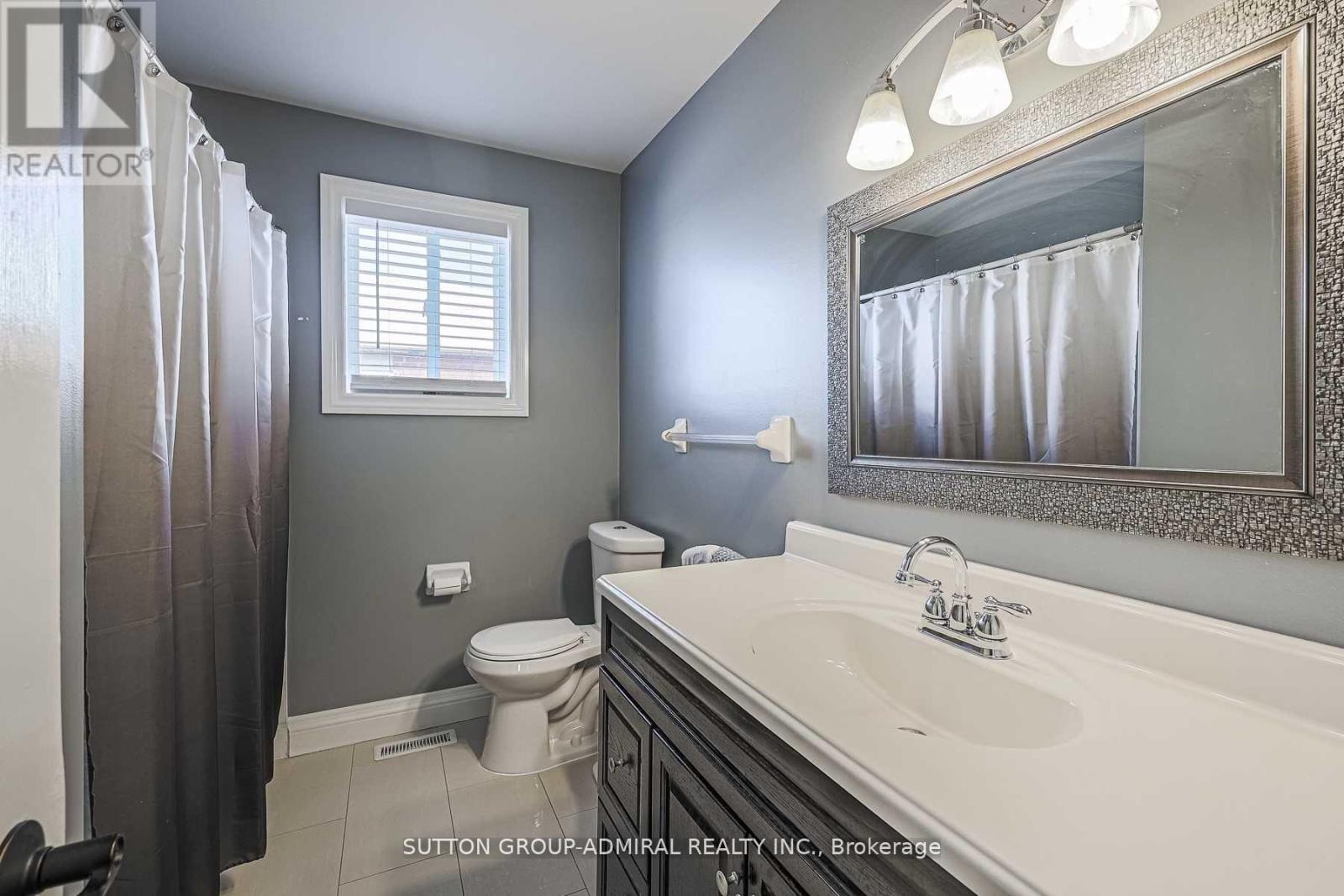 242 Mapleton Avenue, Barrie, ON - Indoor Photo Showing Bathroom