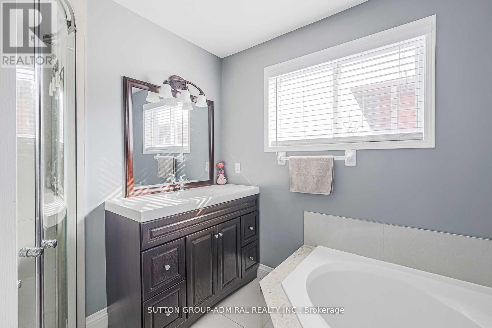 242 Mapleton Avenue, Barrie, ON - Indoor Photo Showing Bathroom
