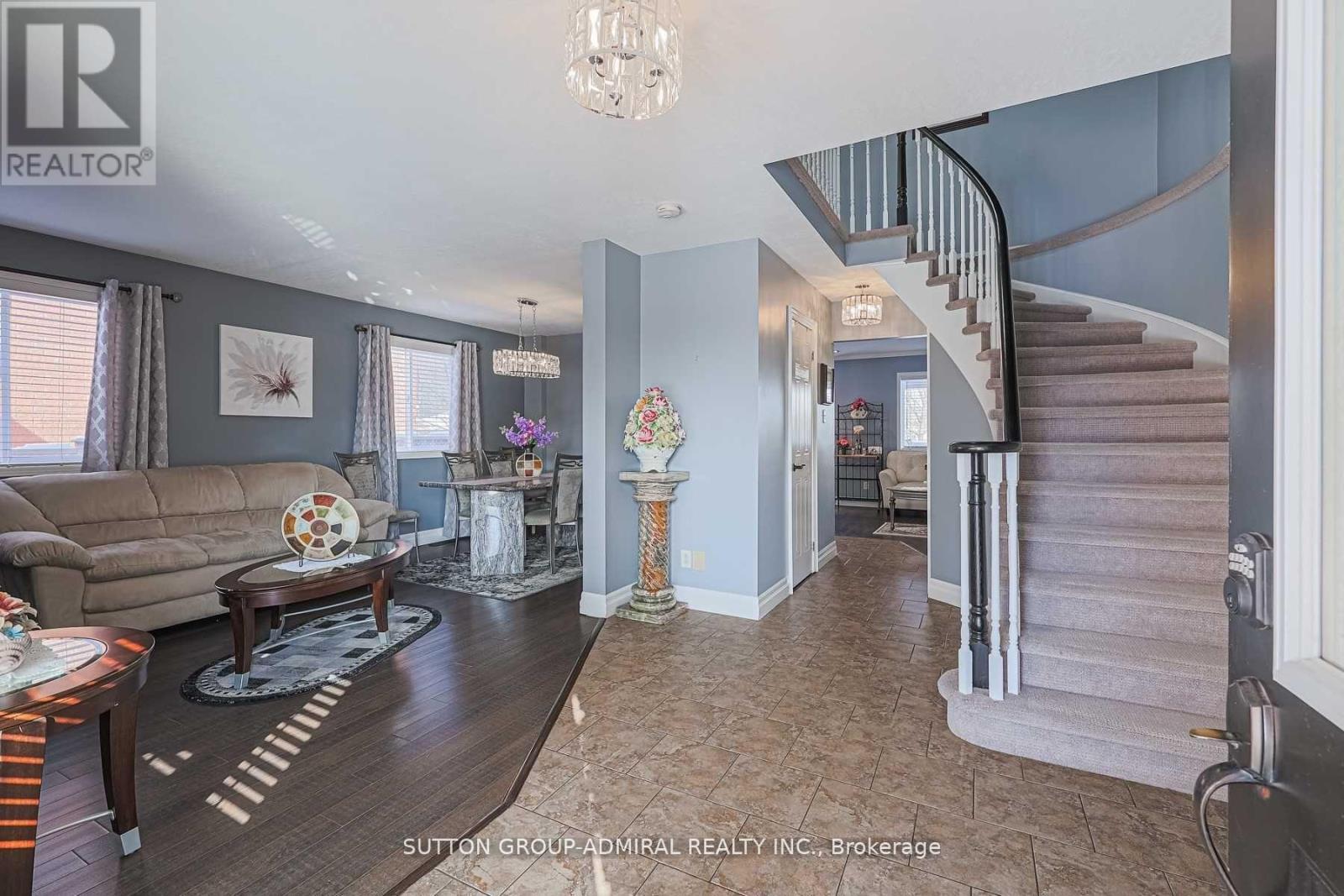 242 Mapleton Avenue, Barrie, ON - Indoor Photo Showing Living Room