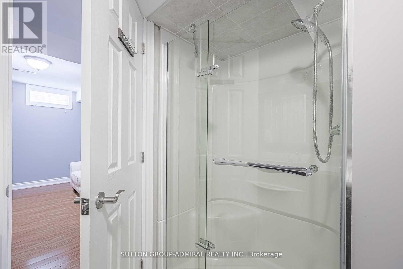 242 Mapleton Avenue, Barrie, ON - Indoor Photo Showing Bathroom