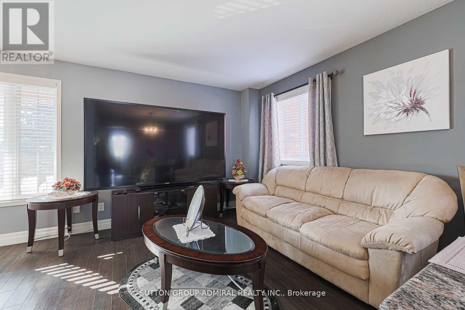 242 Mapleton Avenue, Barrie, ON - Indoor Photo Showing Living Room