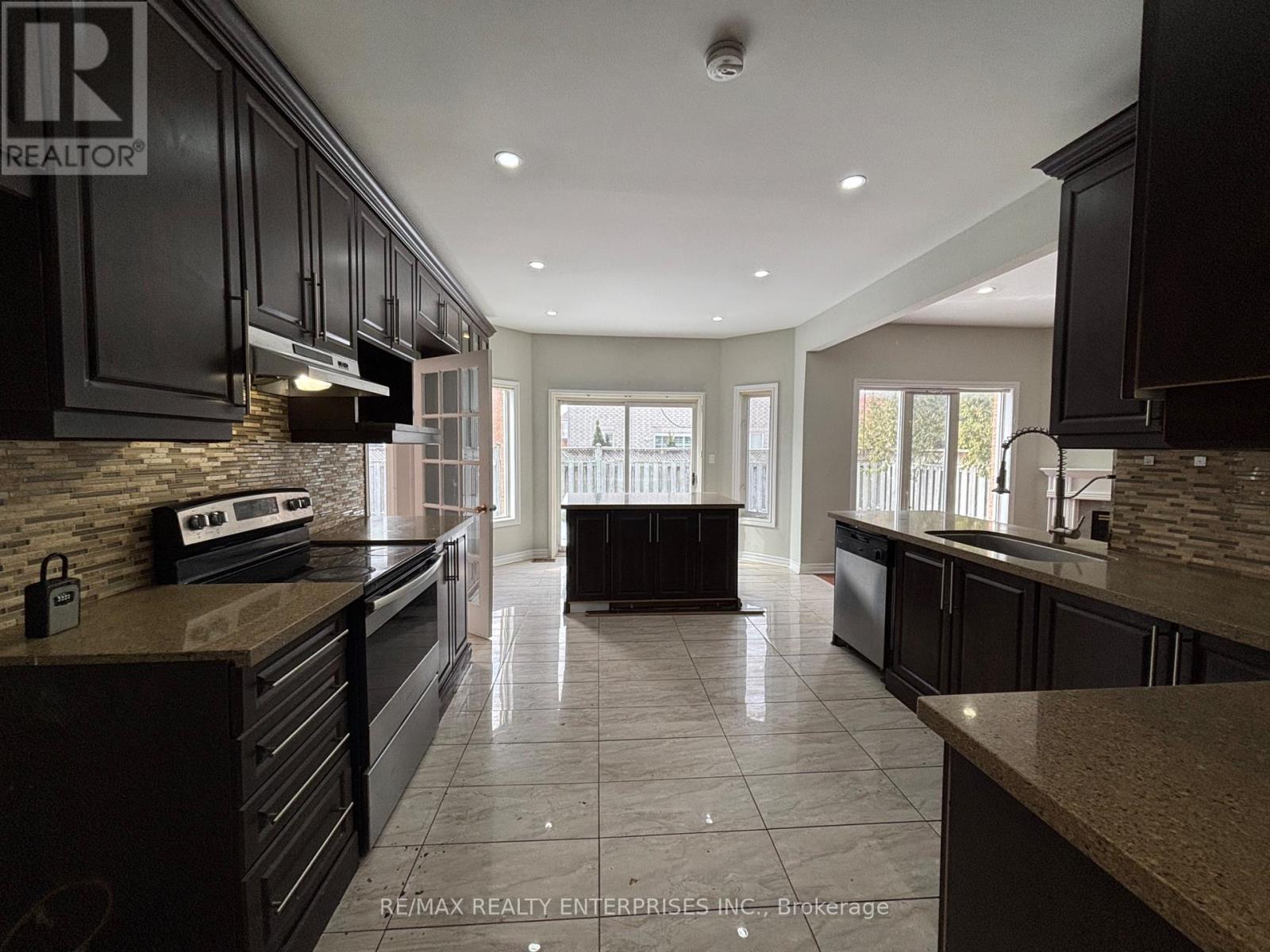 5914 Long Valley Road, Mississauga, ON - Indoor Photo Showing Kitchen With Upgraded Kitchen