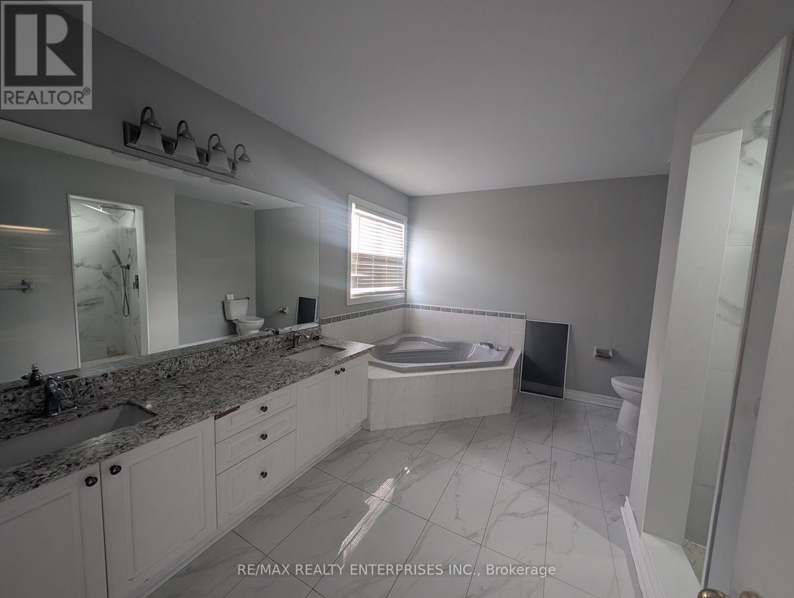 5914 Long Valley Road, Mississauga, ON - Indoor Photo Showing Bathroom