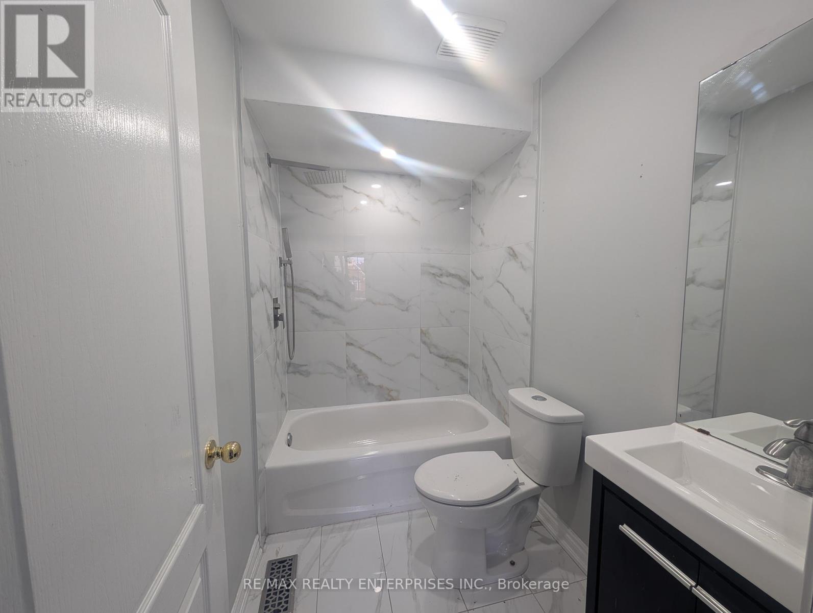 5914 Long Valley Road, Mississauga, ON - Indoor Photo Showing Bathroom
