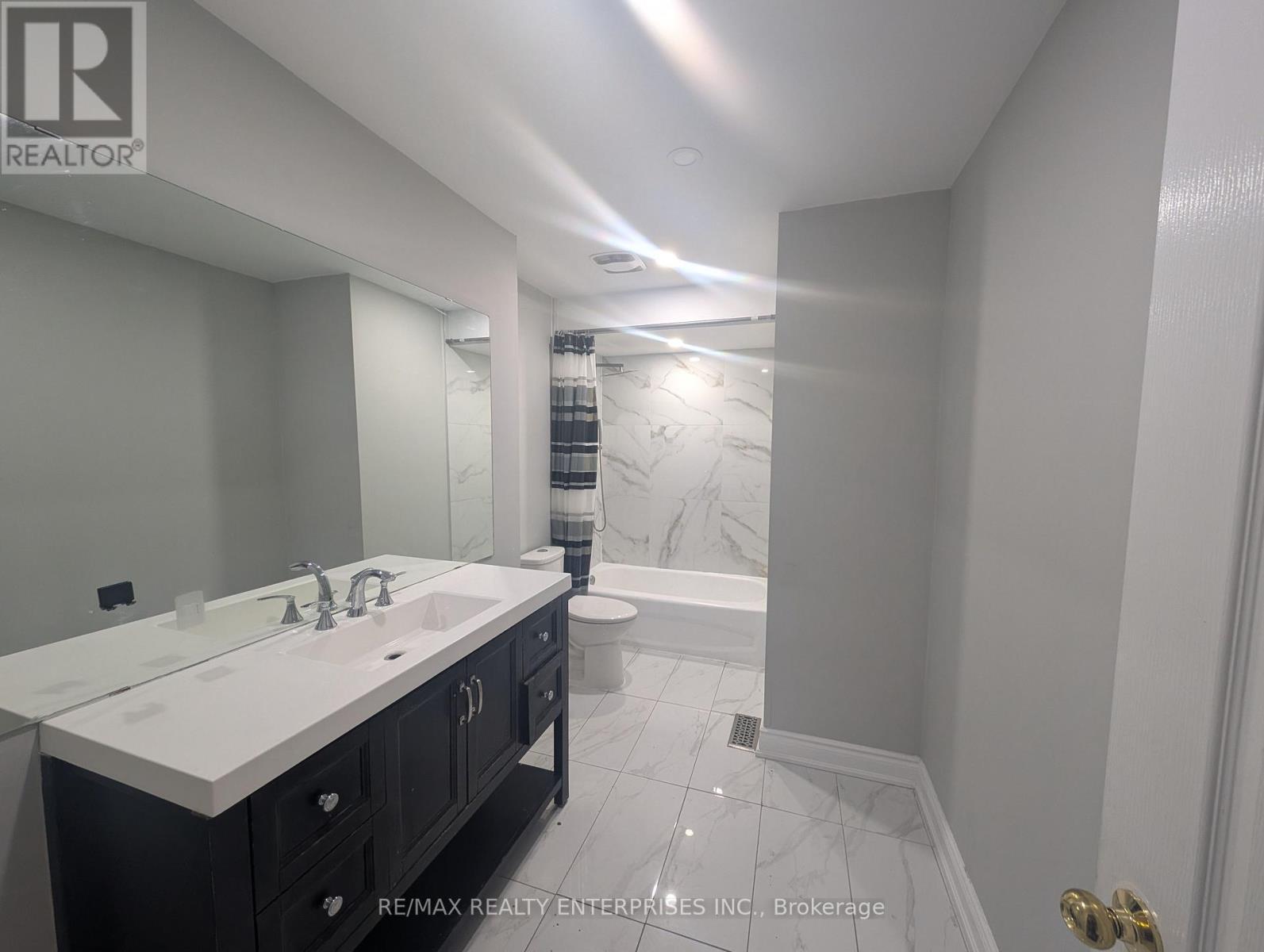 5914 Long Valley Road, Mississauga, ON - Indoor Photo Showing Bathroom