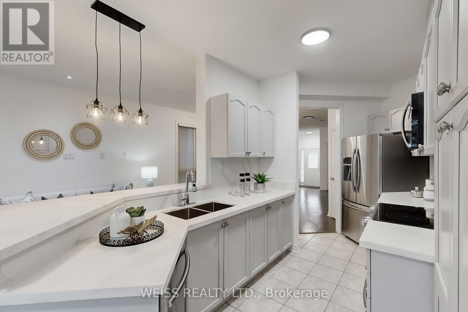 942 Khan Crescent, Mississauga, ON - Indoor Photo Showing Kitchen With Double Sink With Upgraded Kitchen