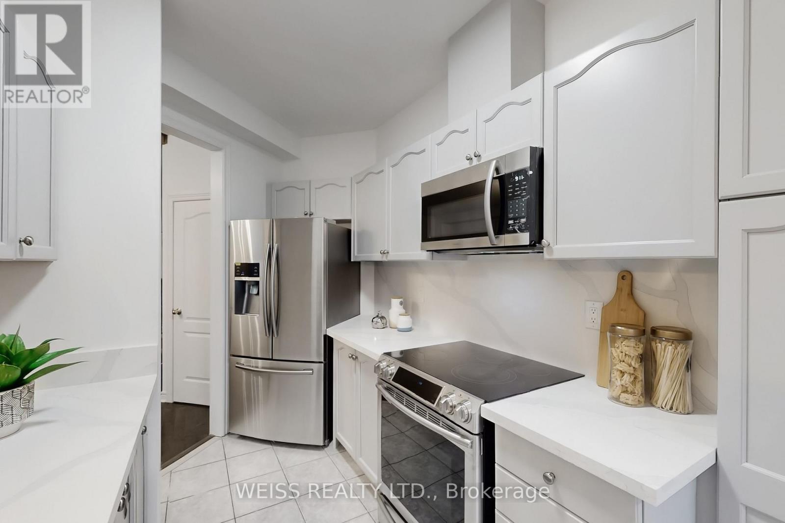 942 Khan Crescent, Mississauga, ON - Indoor Photo Showing Kitchen