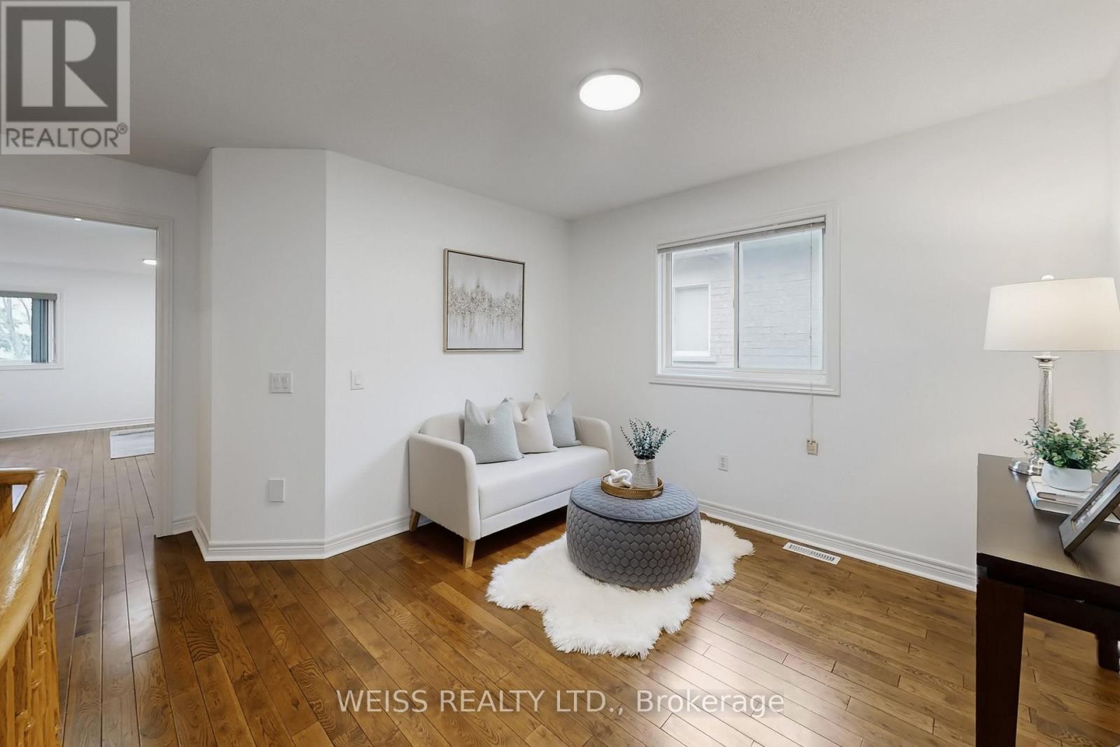 942 Khan Crescent, Mississauga, ON - Indoor Photo Showing Living Room