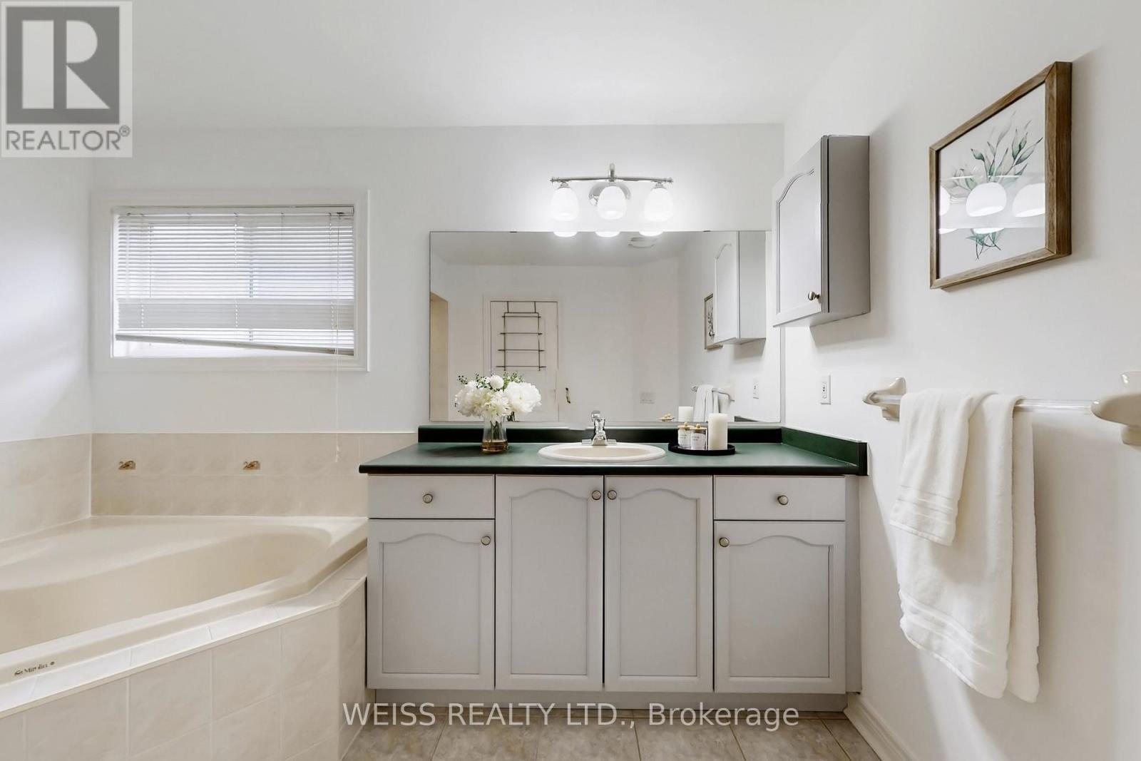 942 Khan Crescent, Mississauga, ON - Indoor Photo Showing Bathroom