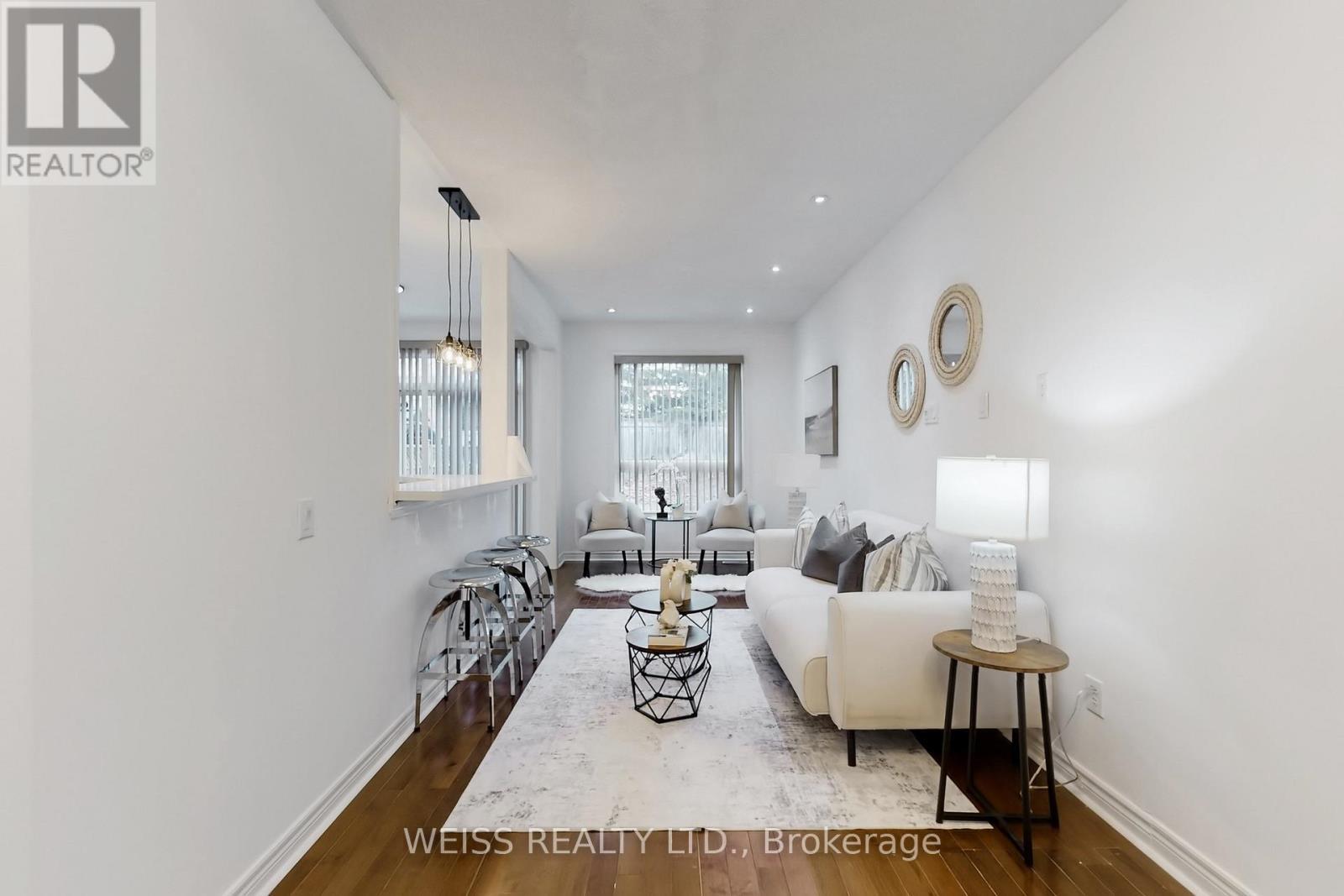 942 Khan Crescent, Mississauga, ON - Indoor Photo Showing Living Room