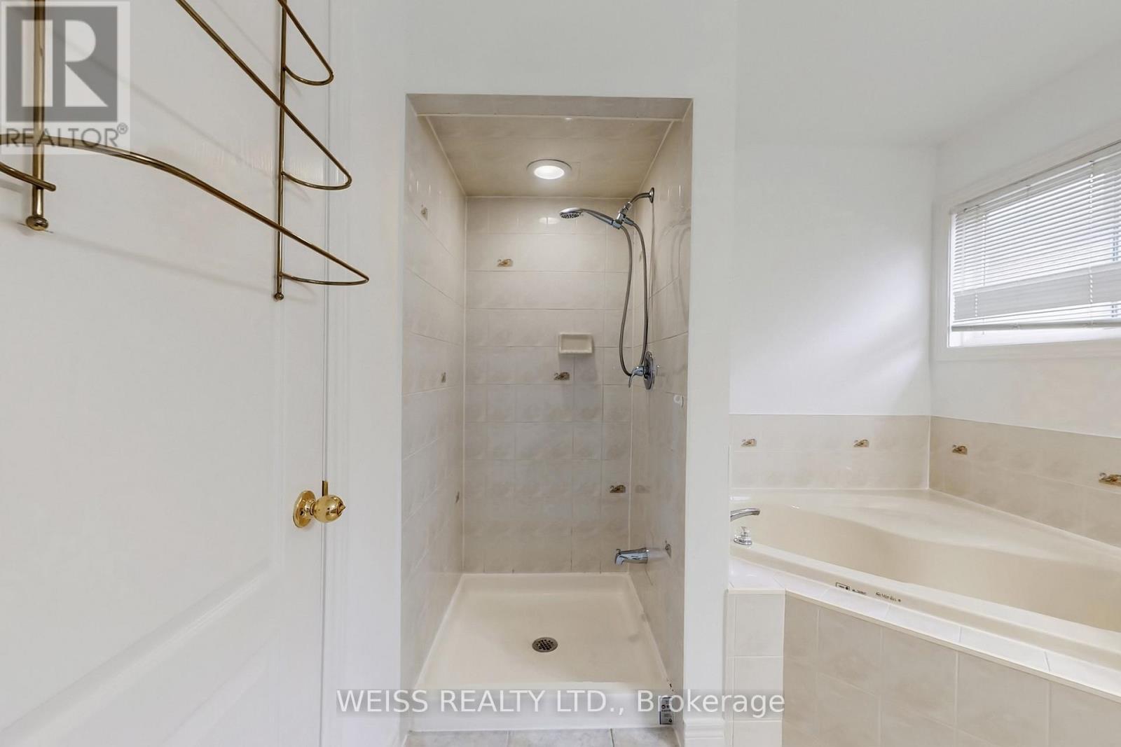 942 Khan Crescent, Mississauga, ON - Indoor Photo Showing Bathroom