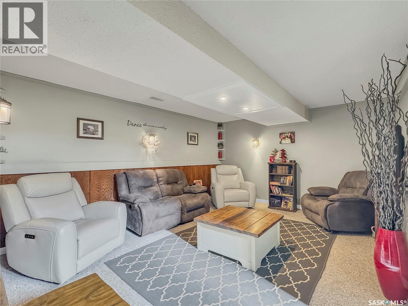 17 4Th Avenue E, Neilburg, SK - Indoor Photo Showing Living Room