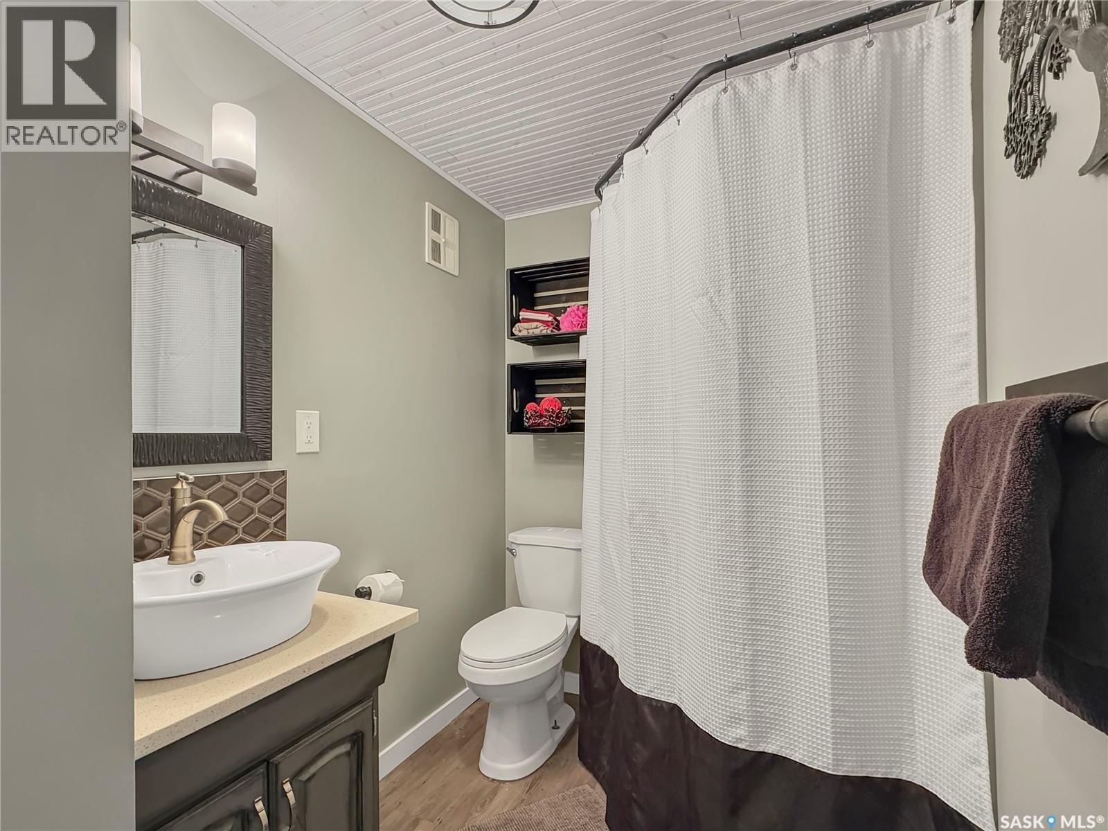 17 4Th Avenue E, Neilburg, SK - Indoor Photo Showing Bathroom