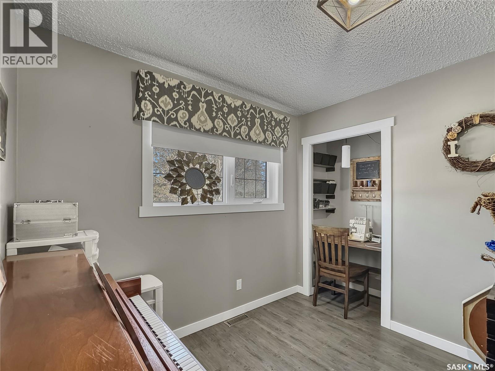 17 4Th Avenue E, Neilburg, SK - Indoor