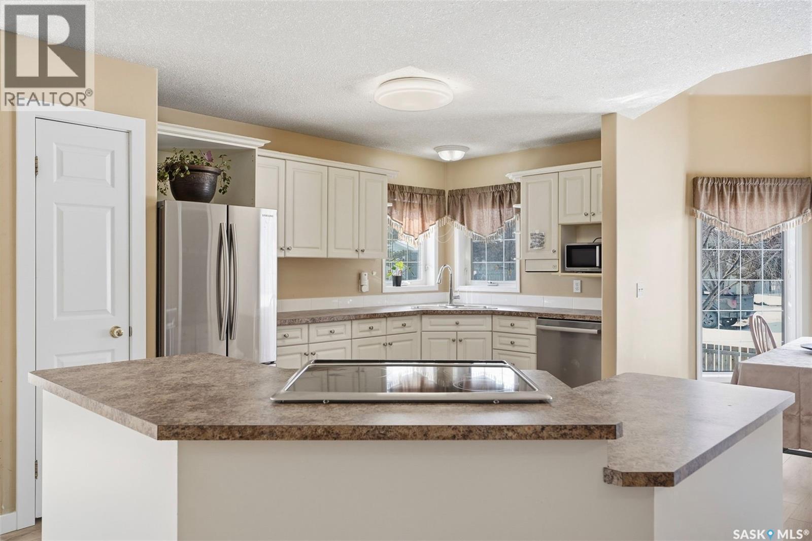 126 Hall Crescent, Saskatoon, SK - Indoor Photo Showing Kitchen