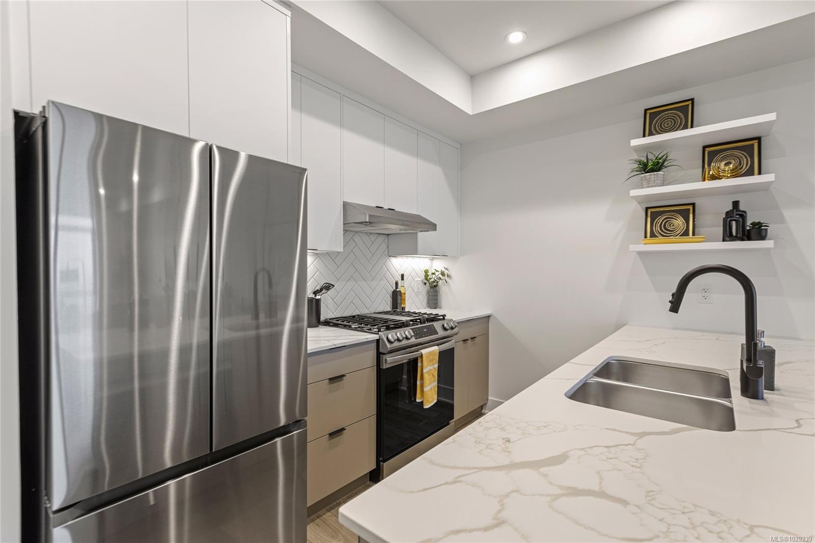 309-1114 Samar Cres, Langford, BC - Indoor Photo Showing Kitchen With Double Sink With Upgraded Kitchen