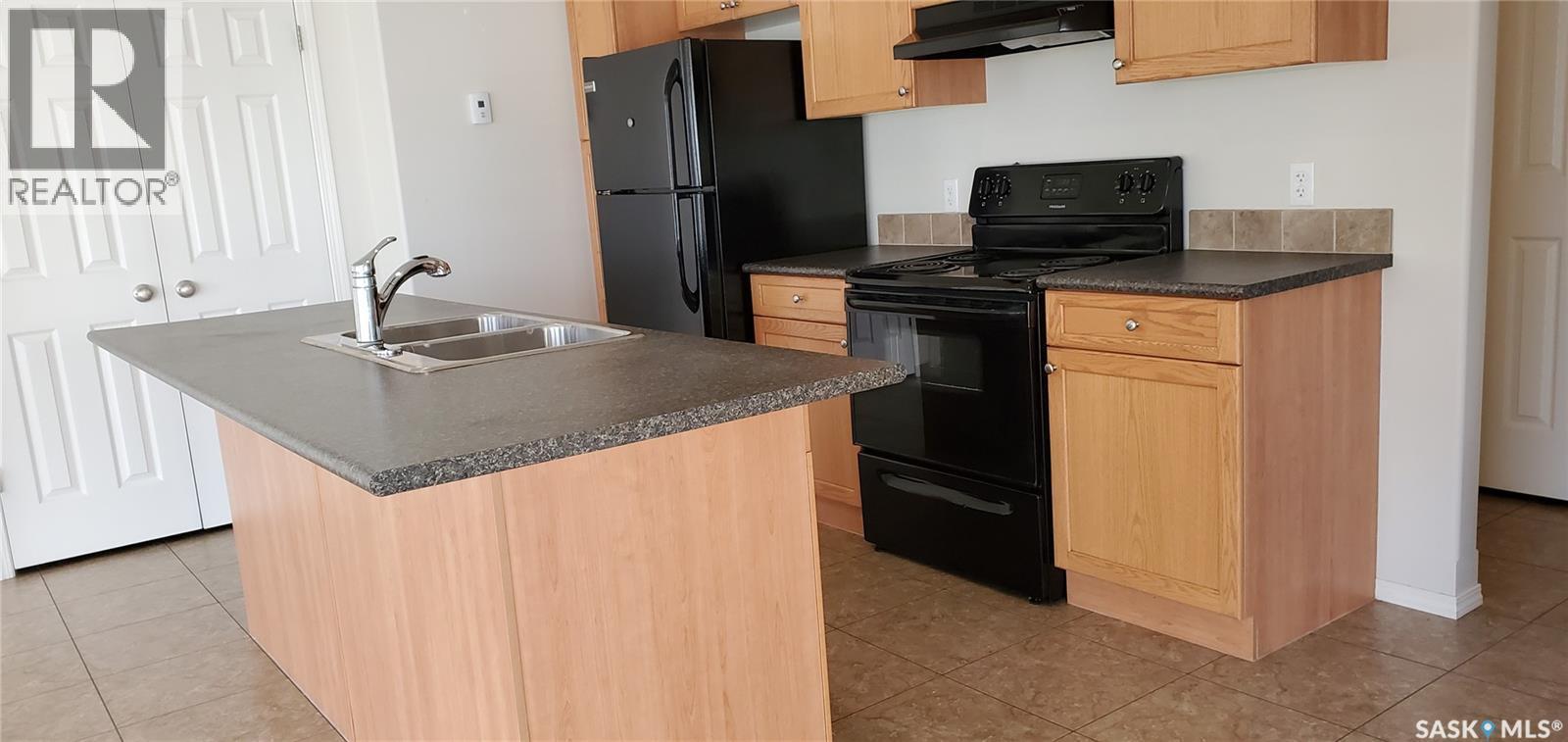 41 1275 South Railway Street E, Swift Current, SK - Indoor Photo Showing Kitchen With Double Sink