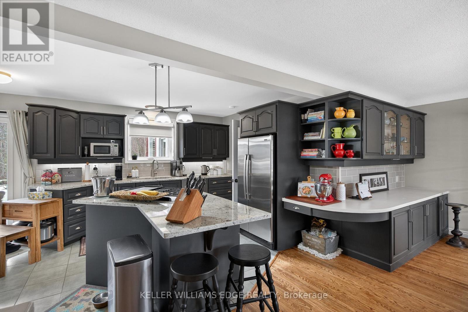 484 11Th Concession Road E, Hamilton, ON - Indoor Photo Showing Kitchen With Upgraded Kitchen