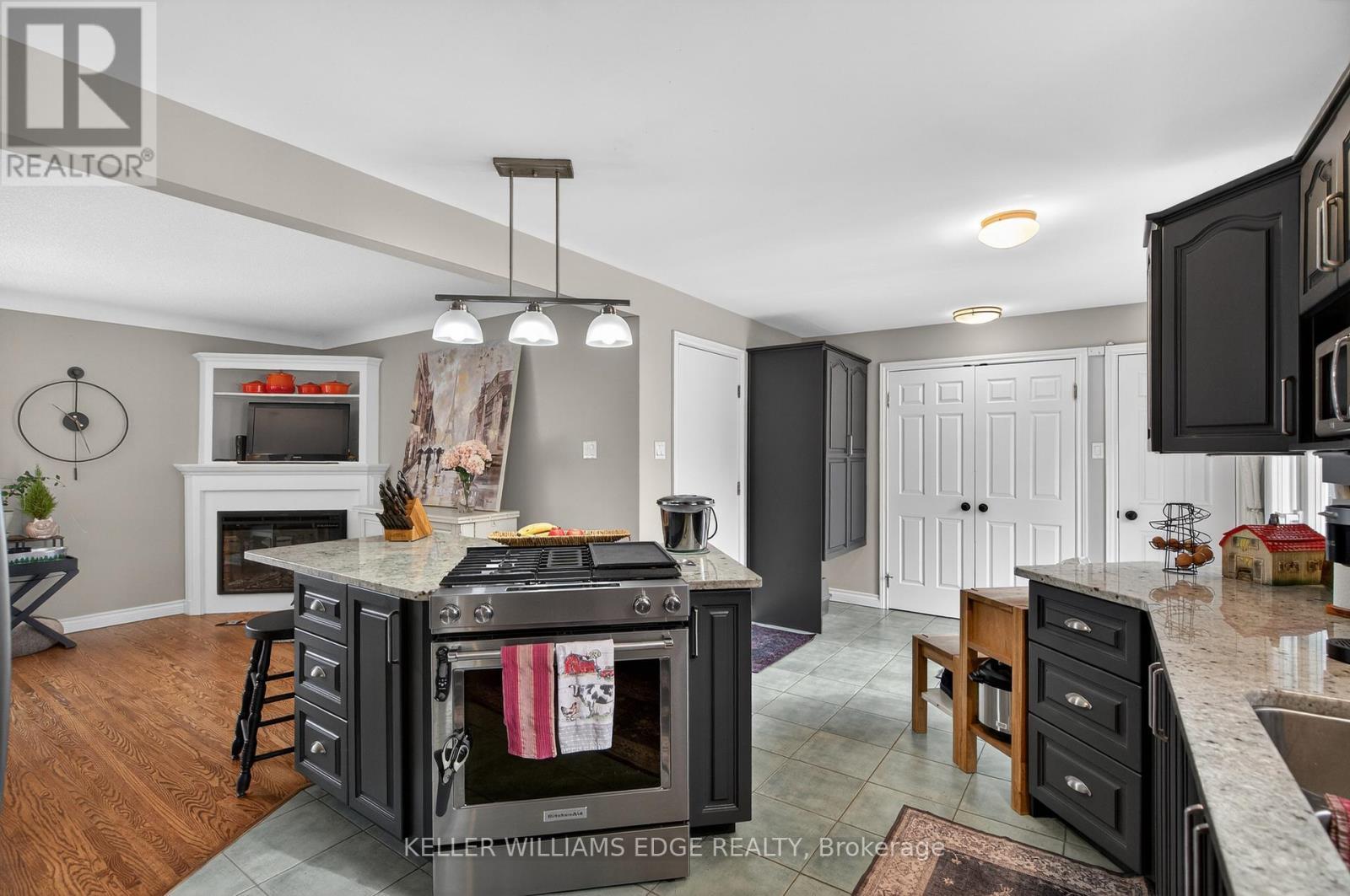 484 11Th Concession Road E, Hamilton, ON - Indoor Photo Showing Kitchen With Double Sink