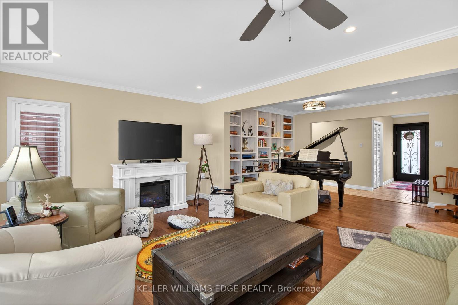 484 11Th Concession Road E, Hamilton, ON - Indoor Photo Showing Living Room With Fireplace