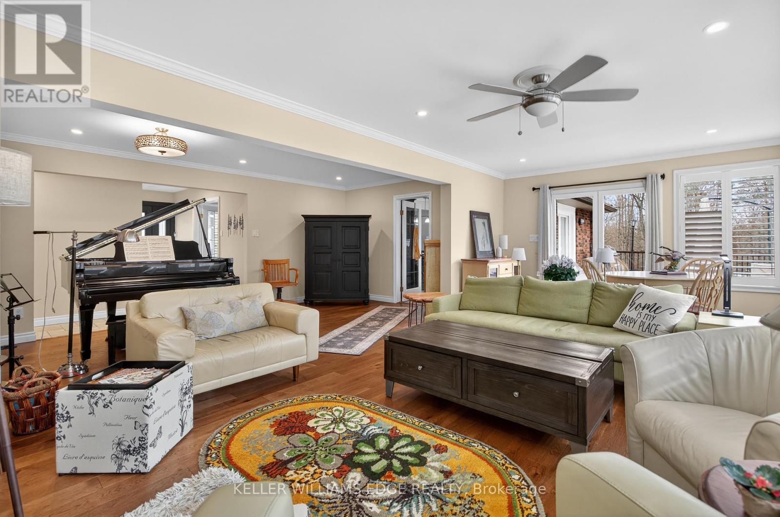 484 11Th Concession Road E, Hamilton, ON - Indoor Photo Showing Living Room