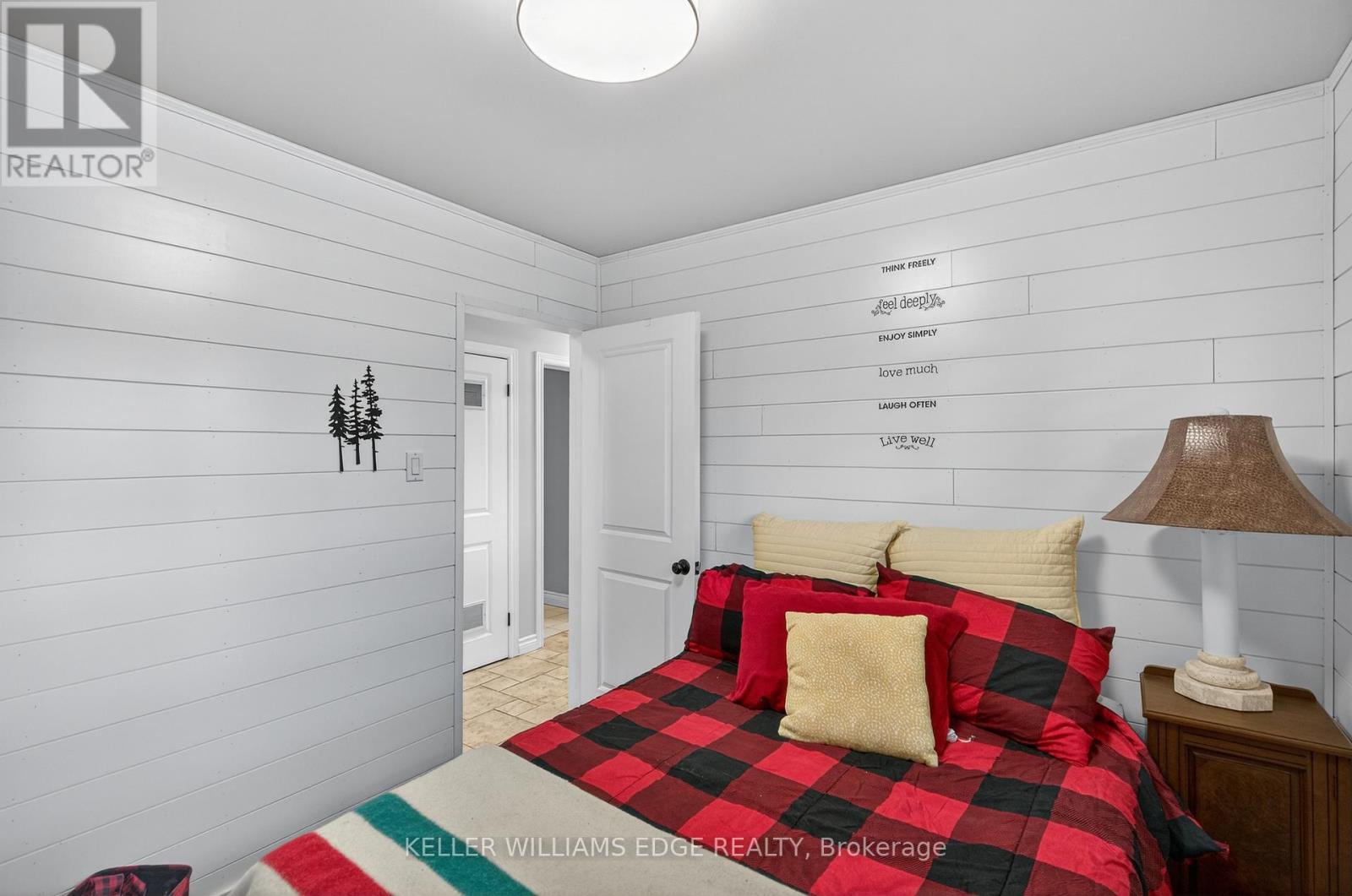 484 11Th Concession Road E, Hamilton, ON - Indoor Photo Showing Bedroom