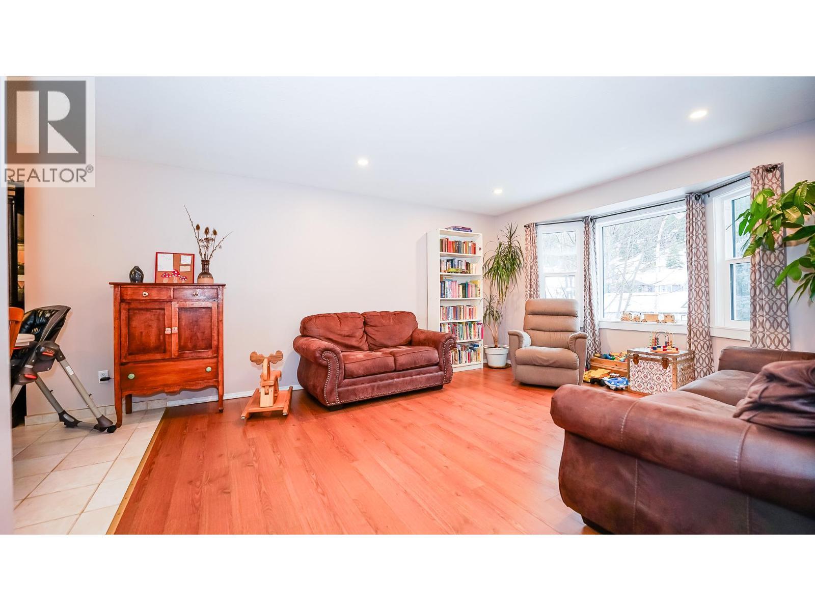 32 Preston Crescent, Enderby, BC - Indoor Photo Showing Living Room