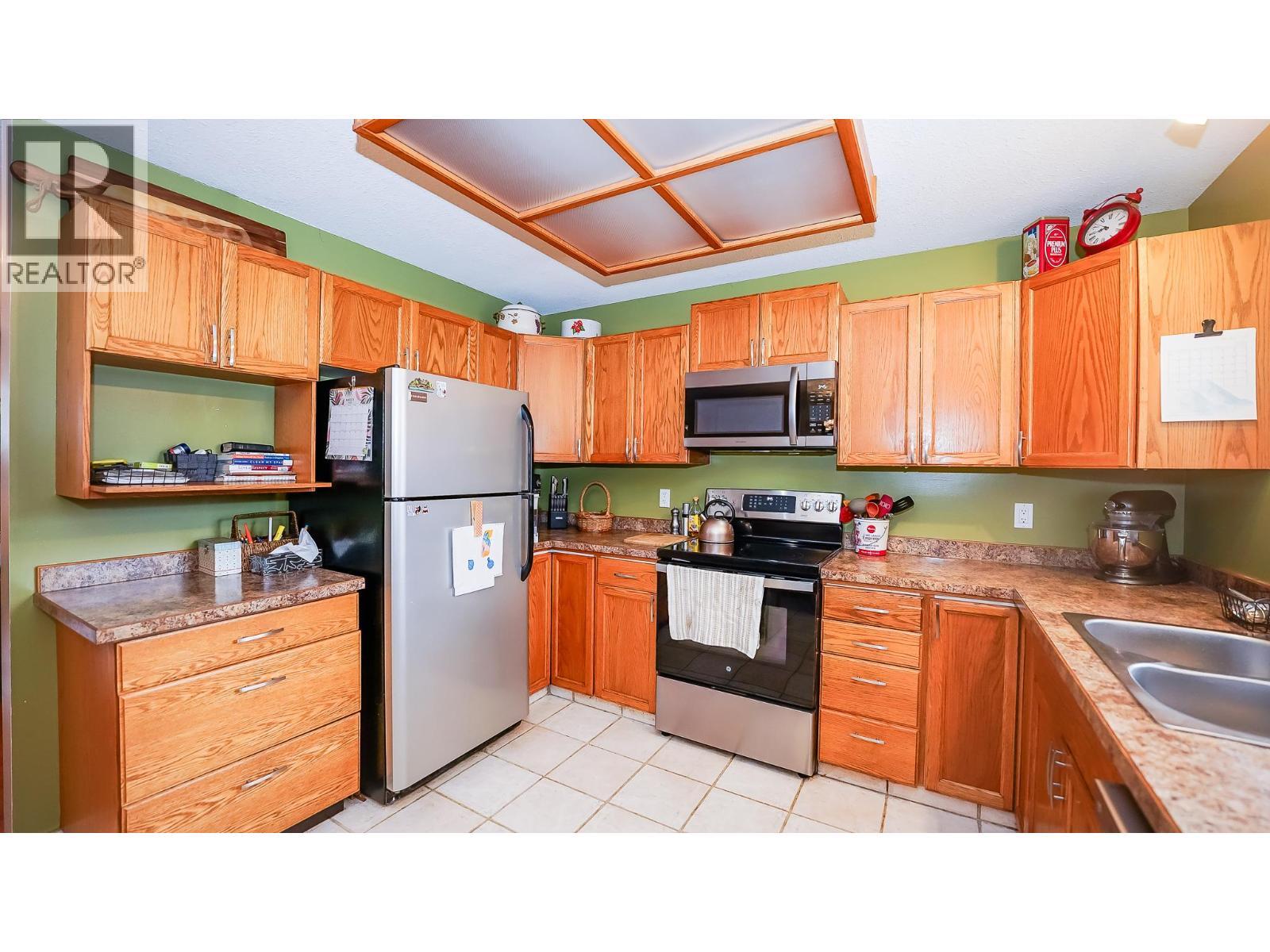 32 Preston Crescent, Enderby, BC - Indoor Photo Showing Kitchen With Double Sink