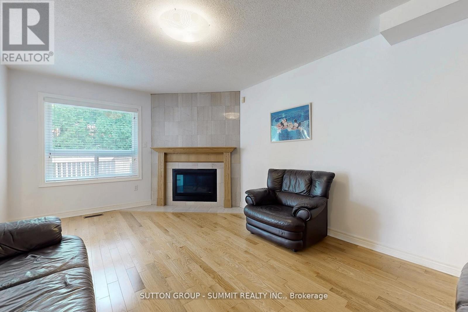 5525 Fleur-De-Lis, Mississauga, ON - Indoor Photo Showing Living Room With Fireplace