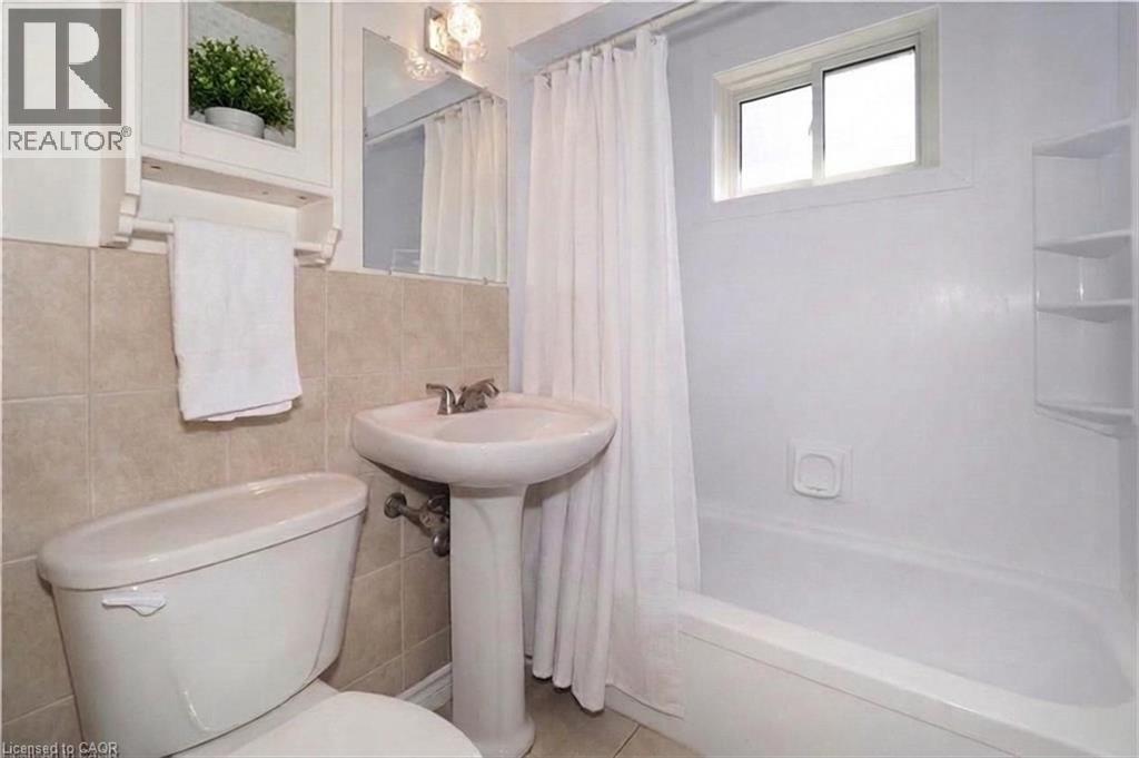 Mainfloor bathroom - 49 Dietz Avenue S, Waterloo, ON - Indoor Photo Showing Bathroom