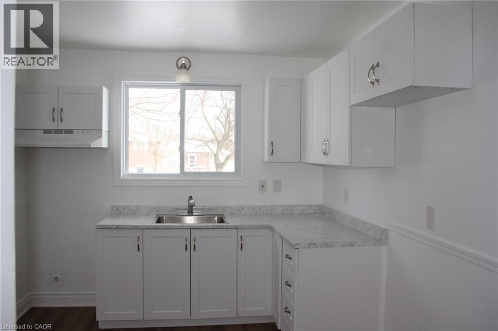 144 Sekura Crescent, Cambridge, ON - Indoor Photo Showing Kitchen