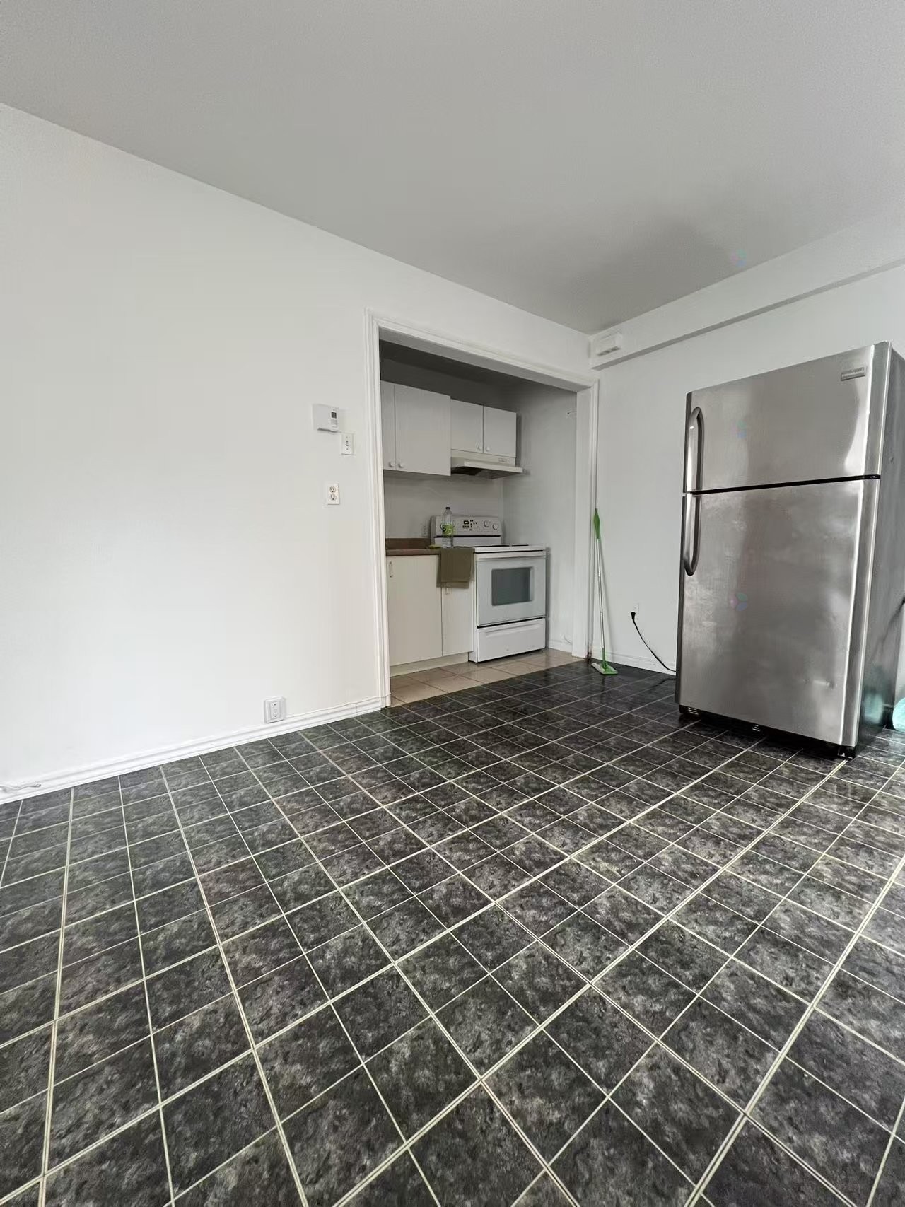 Kitchen - 335B Rue Spring Garden, Dollard-Des-Ormeaux, QC - Indoor Photo Showing Other Room