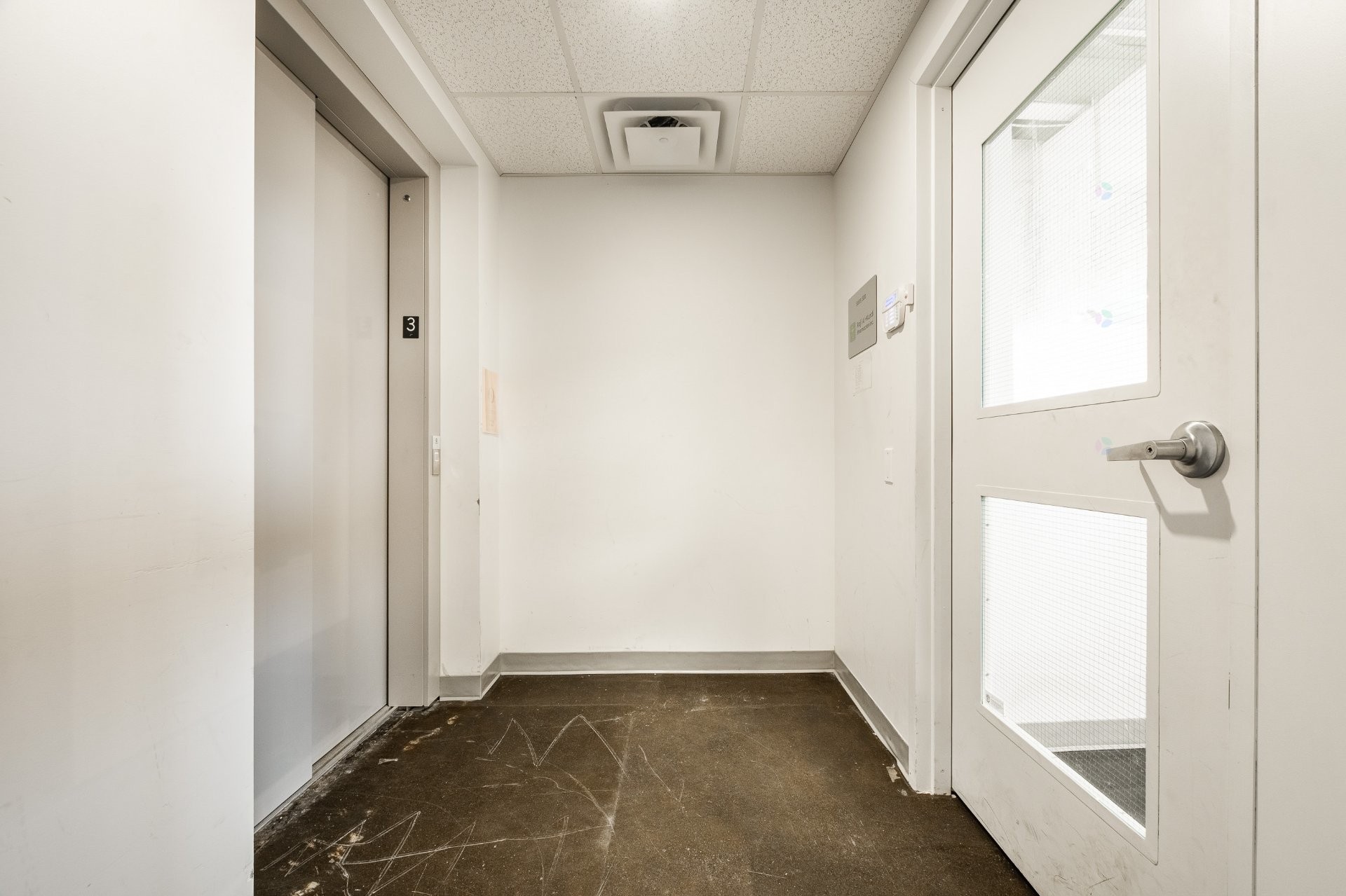 Hall d'entrée/Vestibule - 300-1579 Rue Montarville, Saint-Bruno-De-Montarville, QC - Indoor Photo Showing Other Room