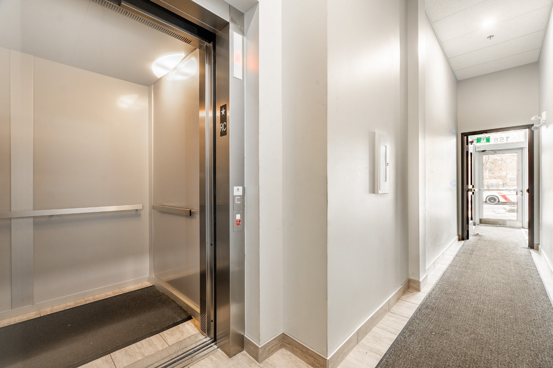 Ascenseur - 300-1579 Rue Montarville, Saint-Bruno-De-Montarville, QC - Indoor Photo Showing Other Room