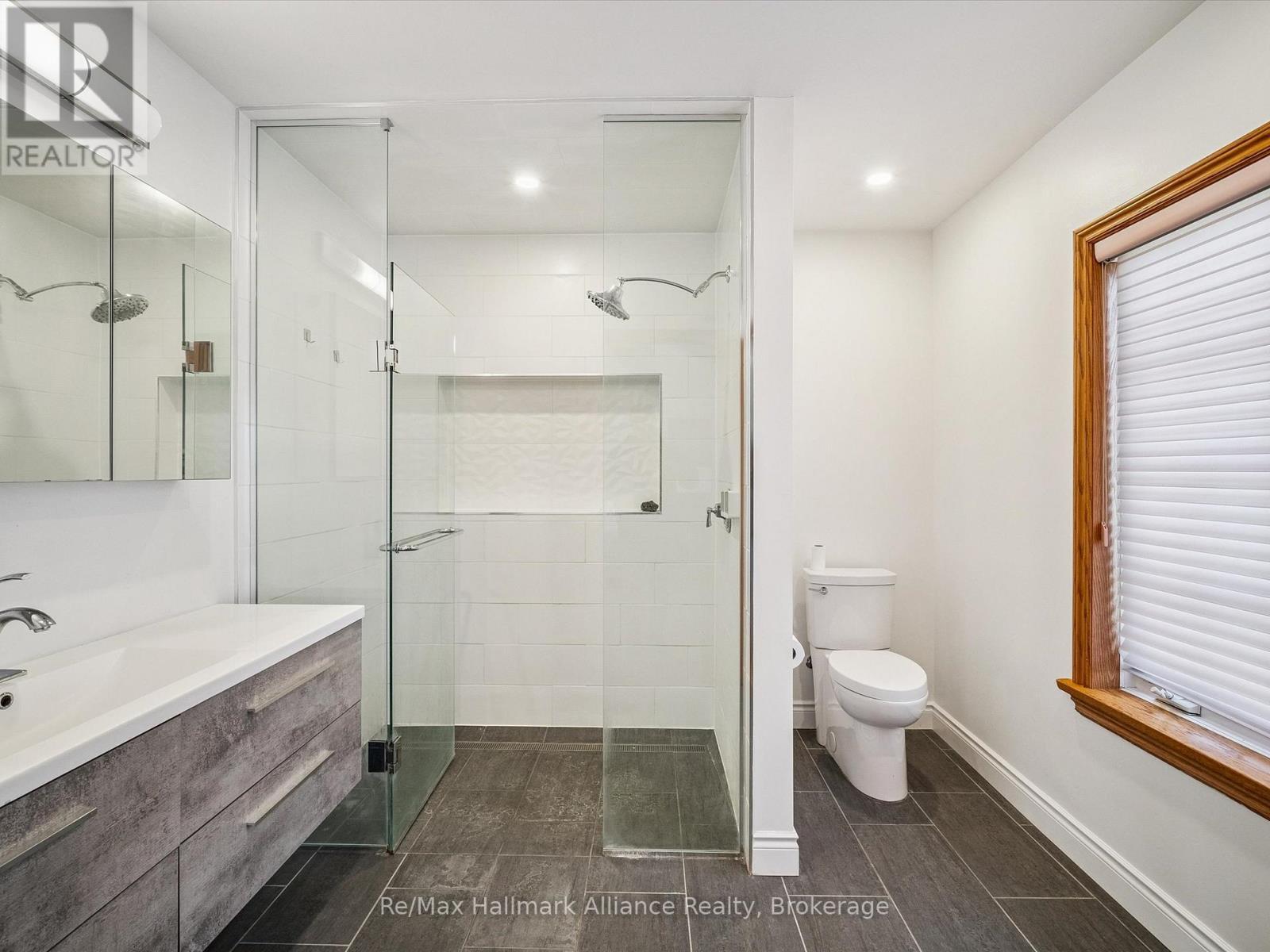 232 Eighth Road E, Hamilton, ON