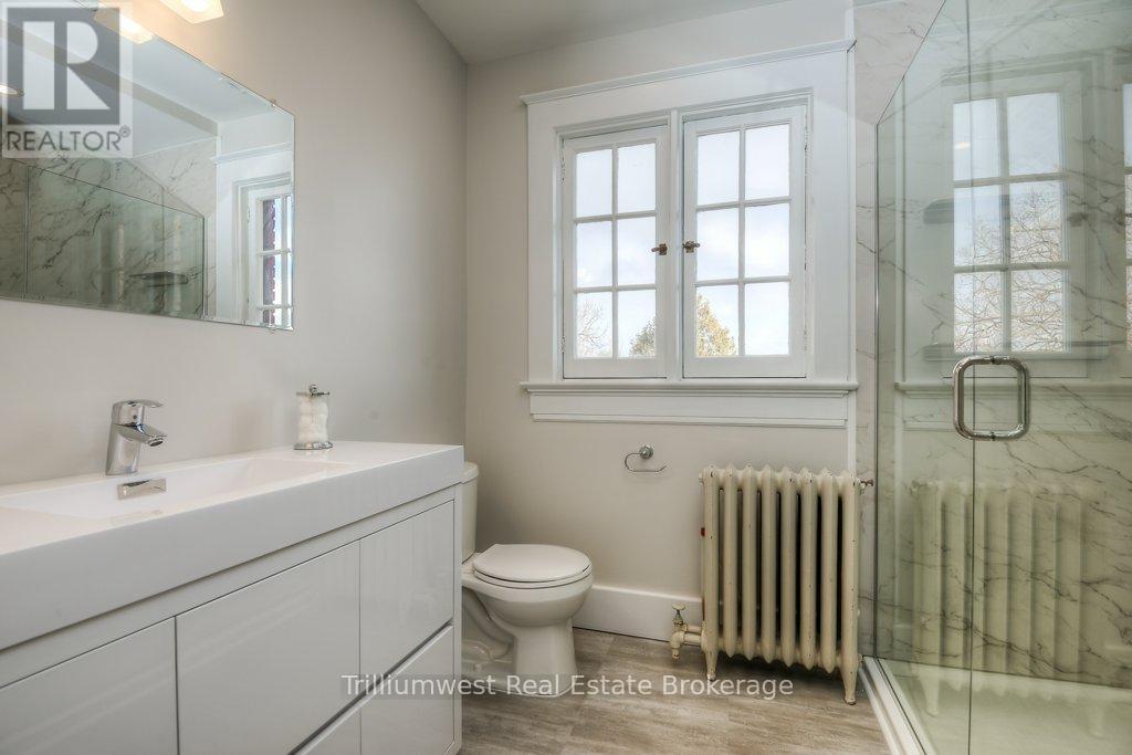 Unit A Main Bath Upper - 54 Park Street, Kitchener, ON - Indoor Photo Showing Bathroom